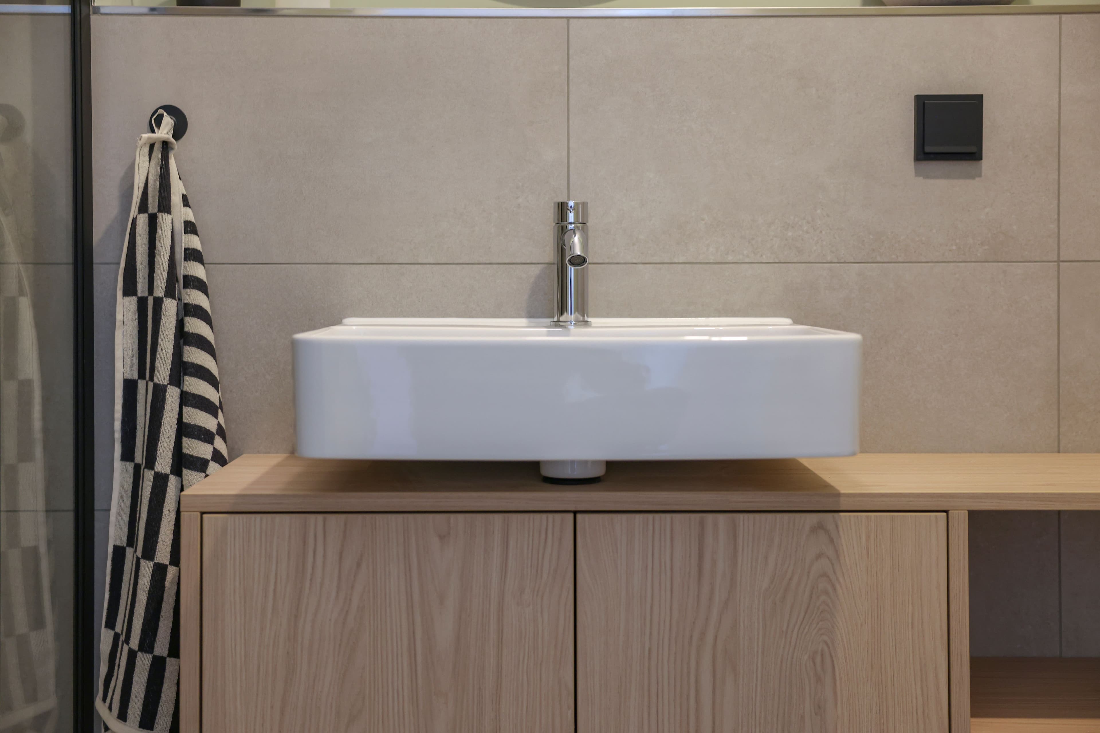 modernes Badezimmer, Waschtisch mit Badunterschrank