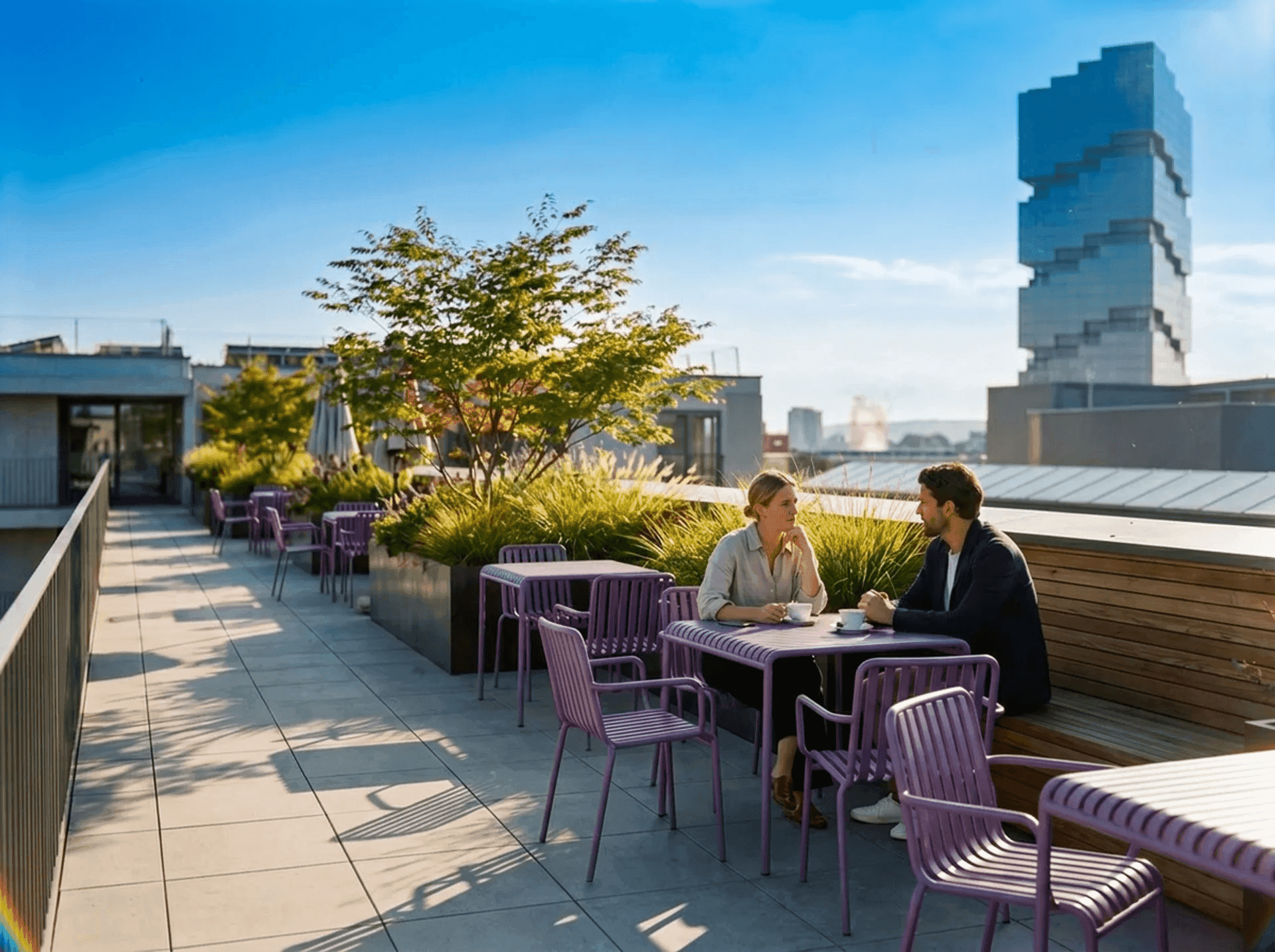 Dachterrasse über Berlin mit Sitzmöglichkeiten und Panoramablick